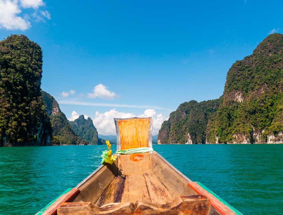 Accueil - Cheow Lan Lake By Longtail Boat 1 Bateau Longtail Sur Le Lac Cheow Lan Émeraude Au Pied Des Pitons Karstiques